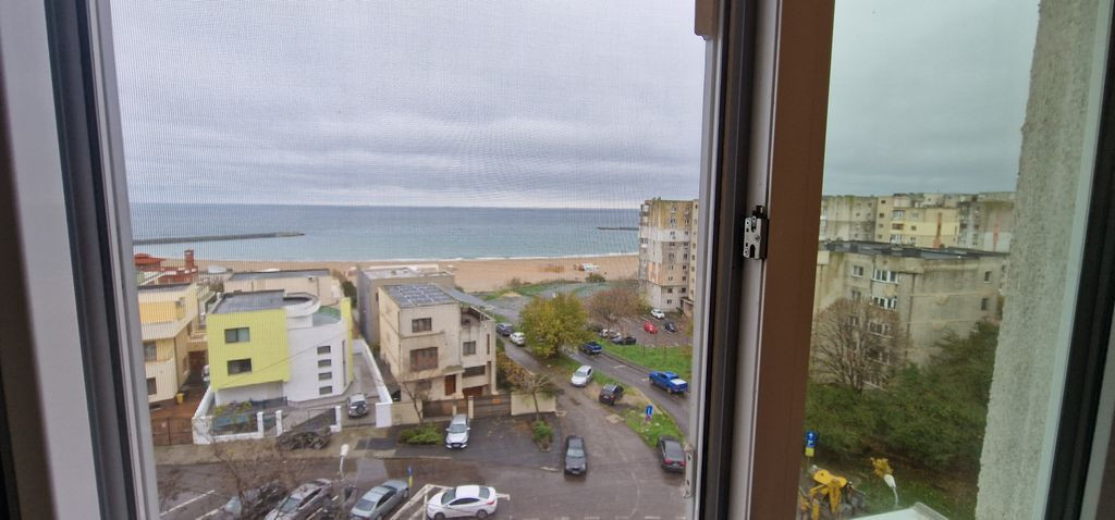 Vedere frontal la mare, 3 camere decomandate.