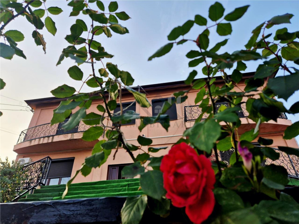 Casa tip duplex spatioasa cu garaj