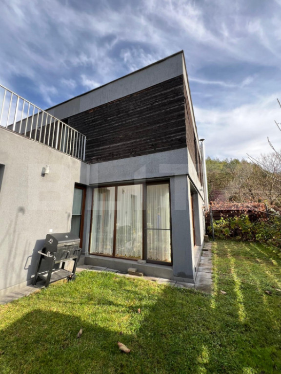 Casă pe o stradă privată în Făget cu teren și panoram?