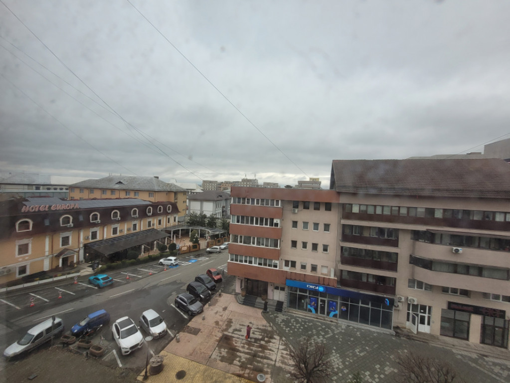 Apartament 3 camere, semidecomandat, zona 8 Mai