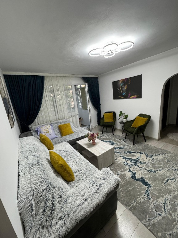 Vand apartament cu 2 camere parter