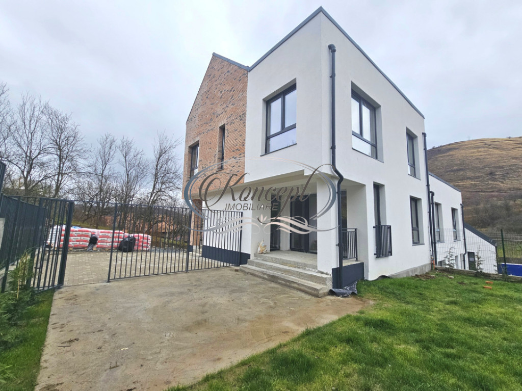 Locuinta spatioasa in ansamblu restrans din Tauti