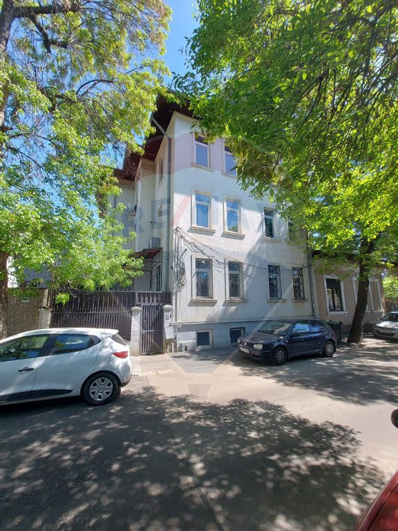 Vila S+P+2+M, 15 camere, ideala pentru investitie - Ștef...