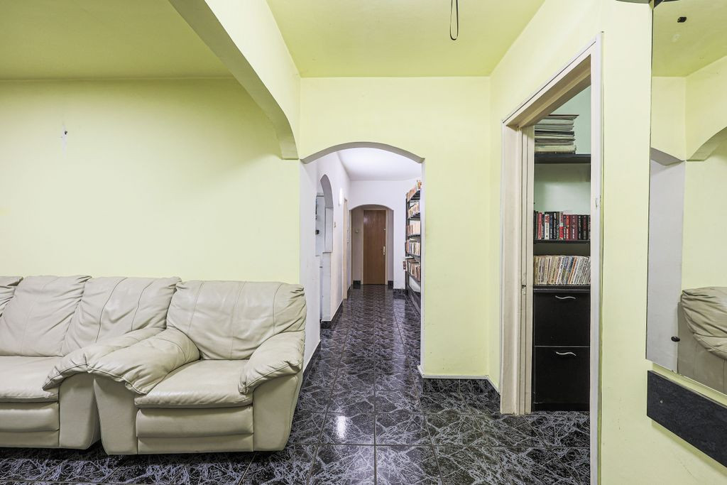 Apartament foarte spațios cu 5 camere la parter in Mical...