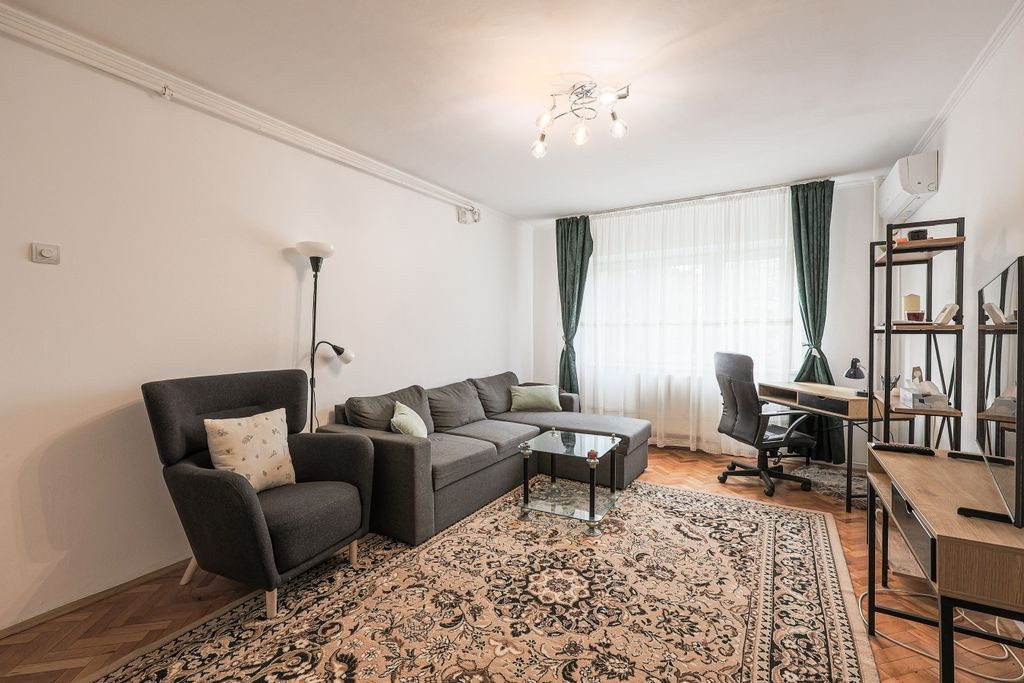 Rezervat Apartament renovat, cu 2 balcoane, la Etajul 1 i...