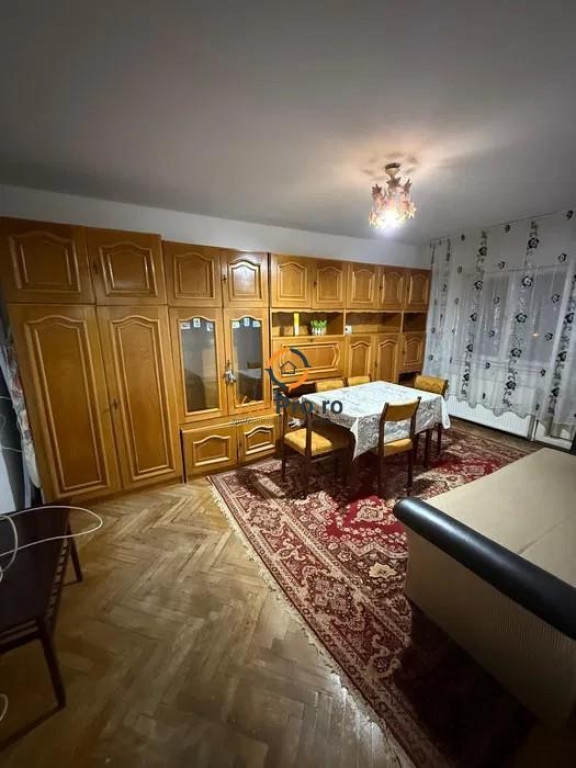 Decomandat 3 camere cu centrala etaj 2 zona Dambovita