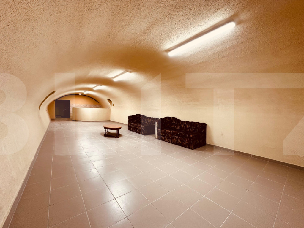 Casa spatioasa cu 5 dormitoare, doua bucatarii si teren de 1