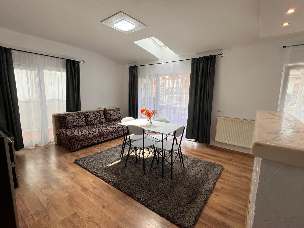 Închiriez apartament 2 camere frumos și spatios strada Eroilor.