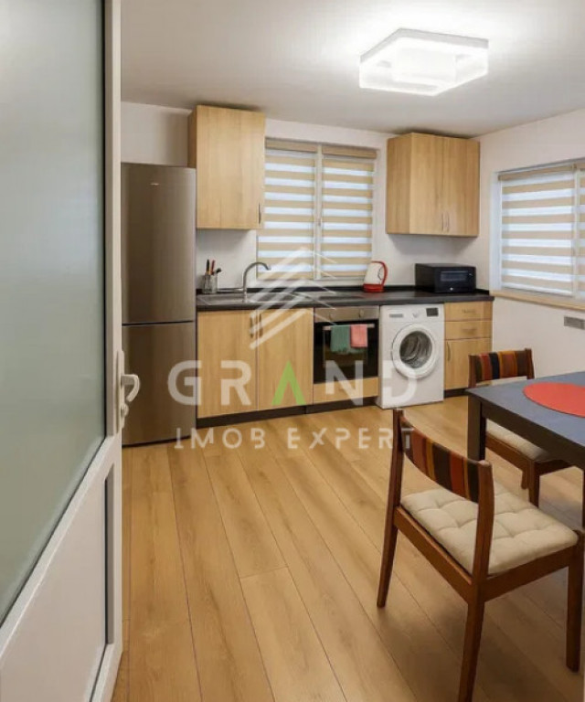 Chirie apartament in casa cu 2 camere, semidecomandat, curte