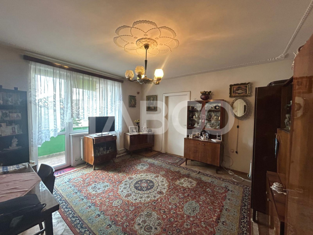 Apartament 2 camere si balcon etaj intermediar de vanzare in