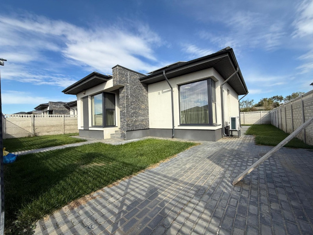 Casă parter || 3 camere 2 băi || pompă de căldură || panouri solare