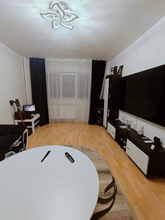 Apartament 3 camere decomandat 3 minute metrou Aparatorii...