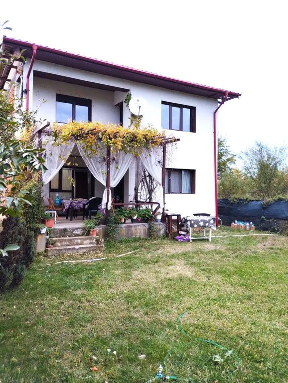 Vilă individuală 6 camere, teren 903 mp !