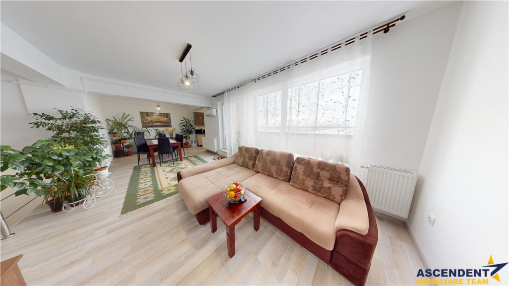 Pe 2 niveluri, Penthouse modern la bulevard, parcare si boxa