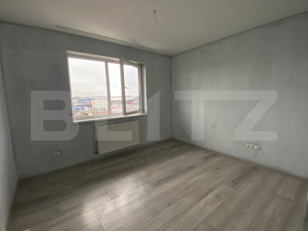 Apartament renovat cu 2 camere cu balcon și parcare, zona A