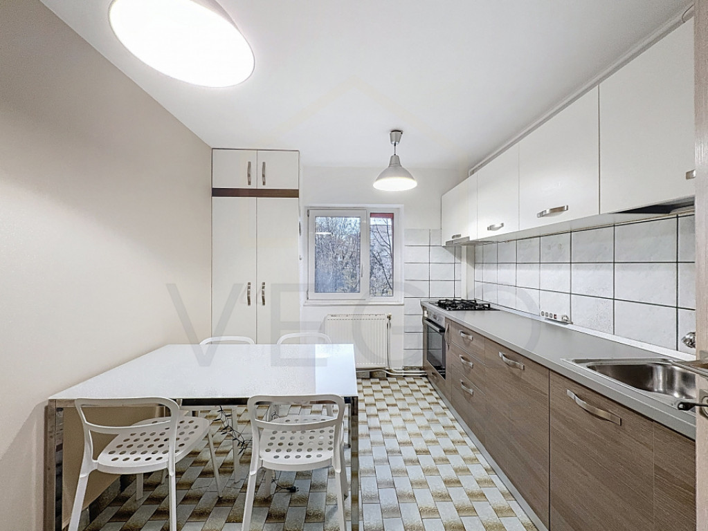 Apartament cu 4 camere, parcare, 2 bai, 2 balcoane, zona UMF