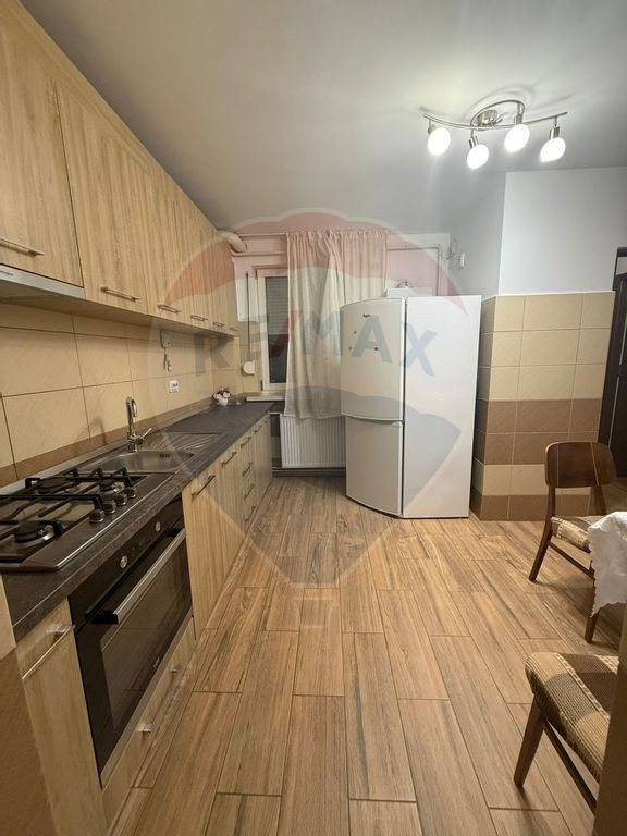 Apartament cu 3 camere de închiriat în zona Central