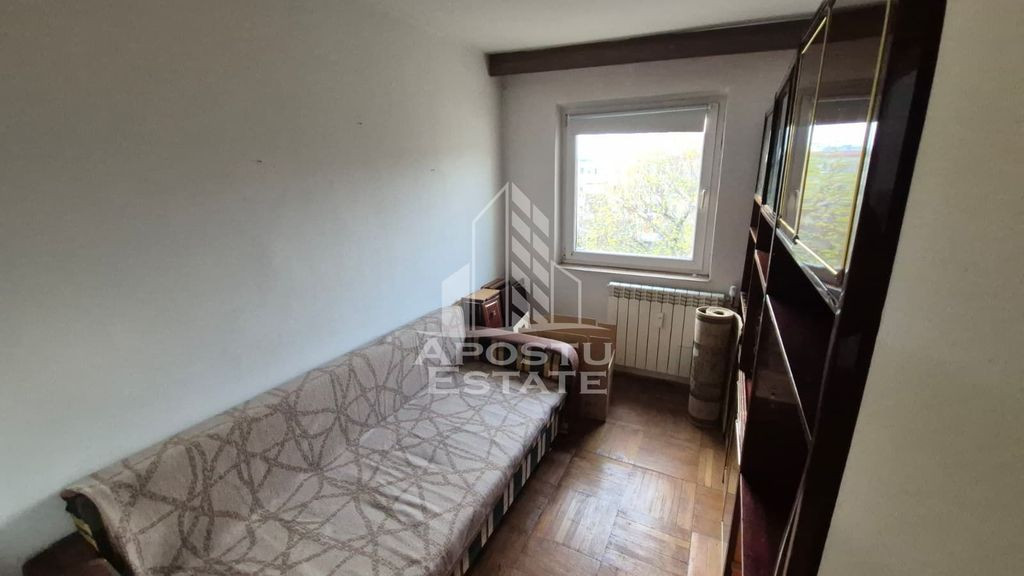Apartament cu 3 camere, balcon, zona Sagului