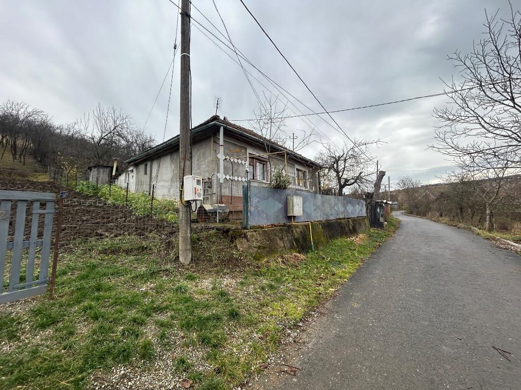Vand teren 2400mp si casa bătrânească langa Cluj