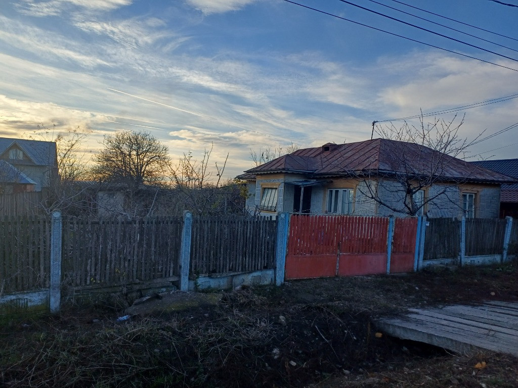 Vand teren 1510mp cu casa batraneasca Sahateni, Buzau