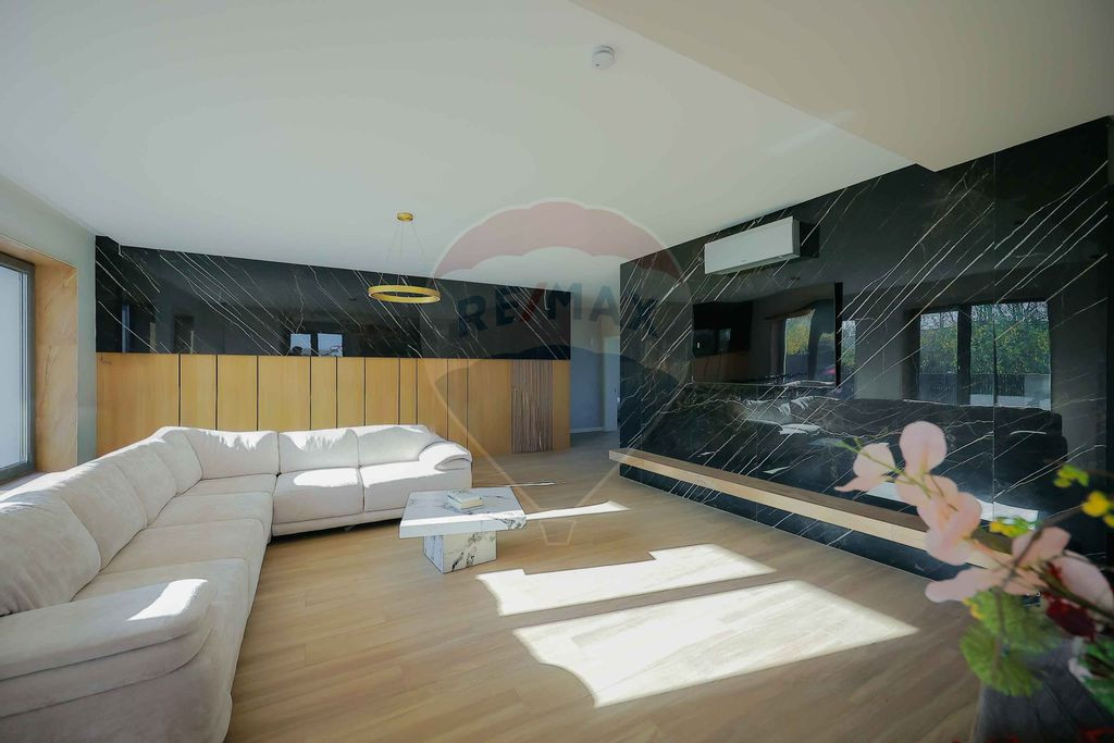 De vânzare Vilă cu 8 camere în Sânmartin, 290 mp util...