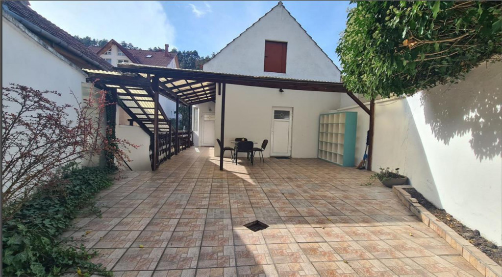 CASA 3 camere, PARCARE, CURTE CENTRAL