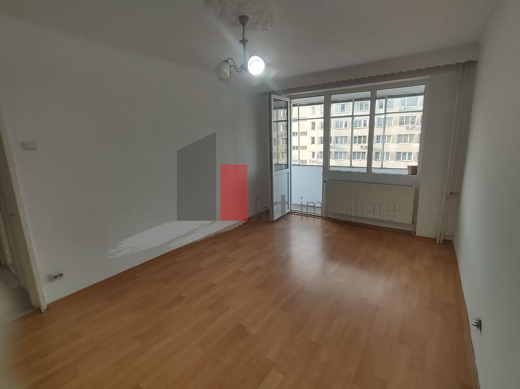 Vânzare apartament decomandat 3 camere cu centrală - St...