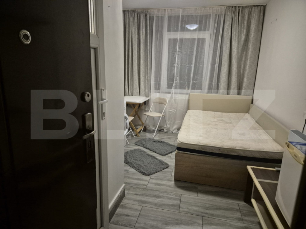 Camera de inchiriat, cu baie eleganta si mica chicineta, zon