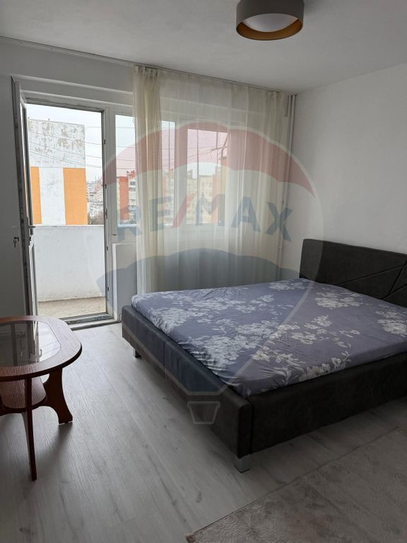 Apartament cu 3 camere de închiriat în zona Craiovita Noua
