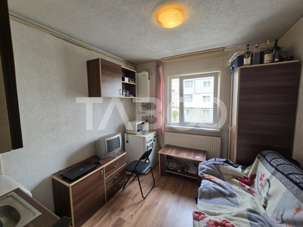 Garsoniera decomandata etaj intermediar 1 zona Vasile Aaron