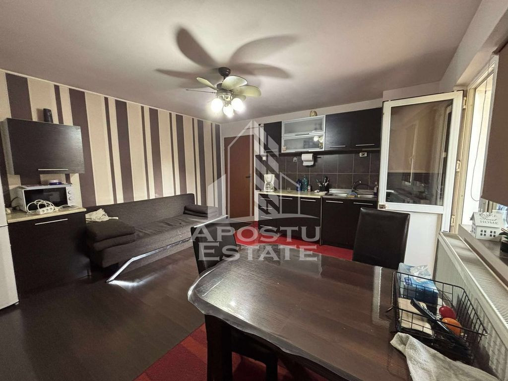 Apartament cu 3 camere, centrala proprie, zona Dambovita