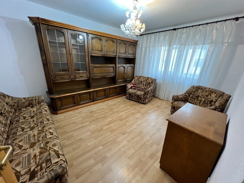 INCHIRIEZ apartament 4 camere decomandat, zona Vasile Aaron