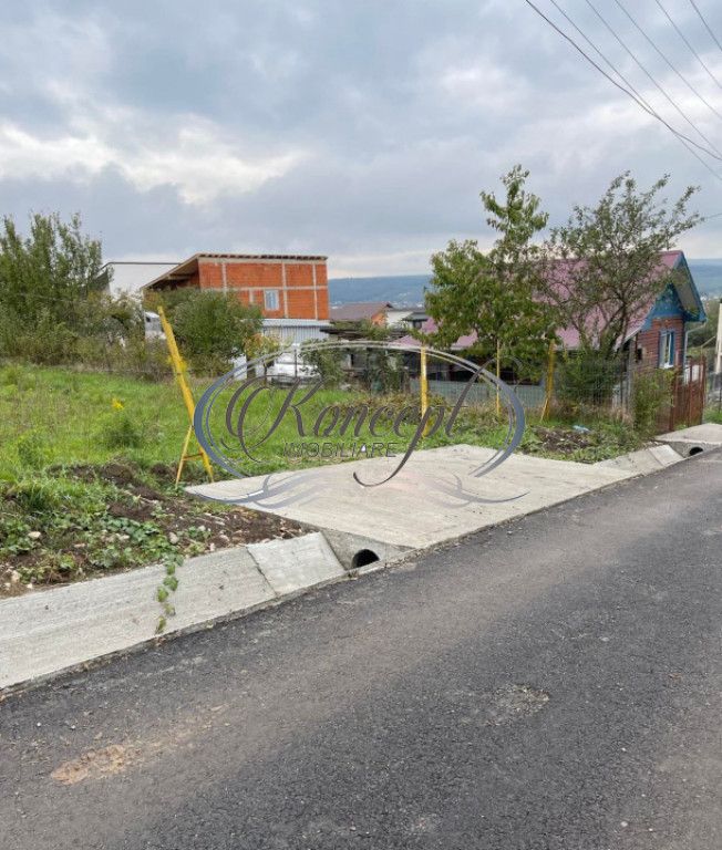 Teren intravilan generos cu utilitati si front larg in Jucu