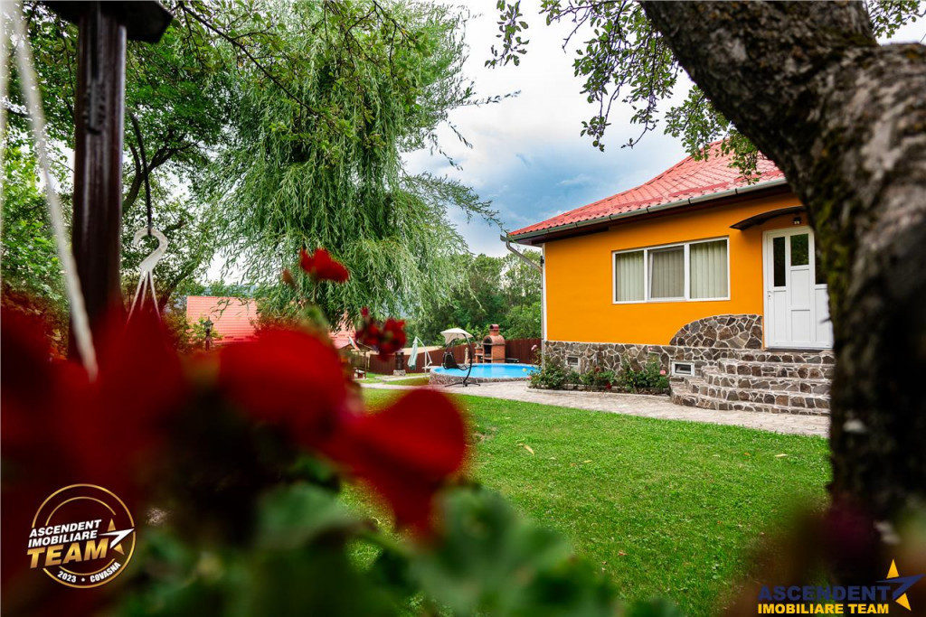 FILM3D! Doua case cu:piscina,foisor,arbori decorativi,1.700m