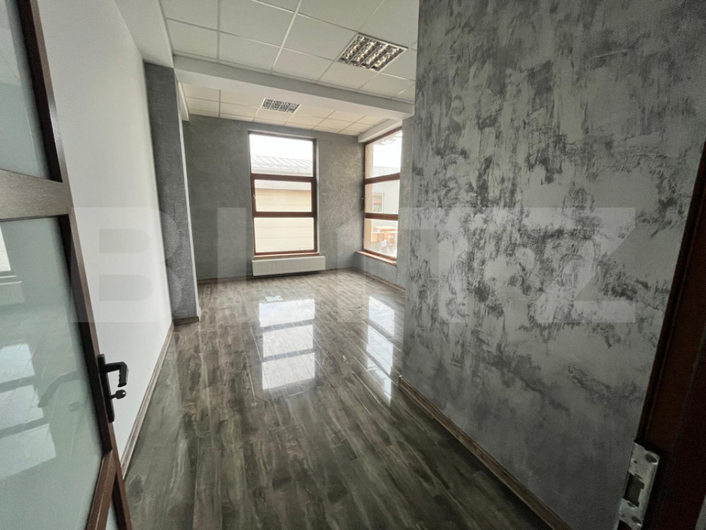 Birou 18 mp cu parcare si spatii comune, zona de Centura