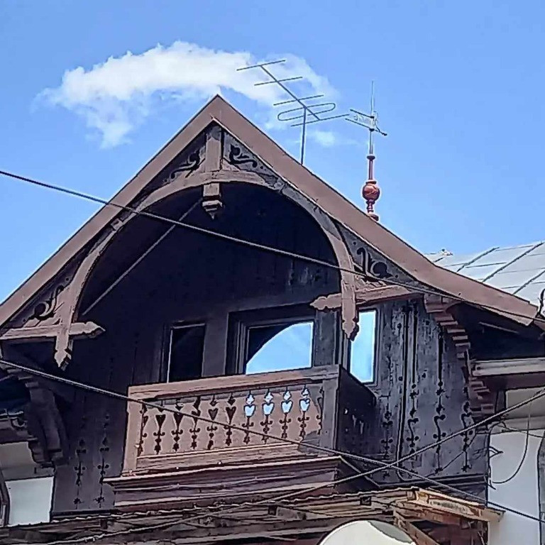 Sinaia ultracentral - apartament 4 camere la mansarda in vila P+1+M