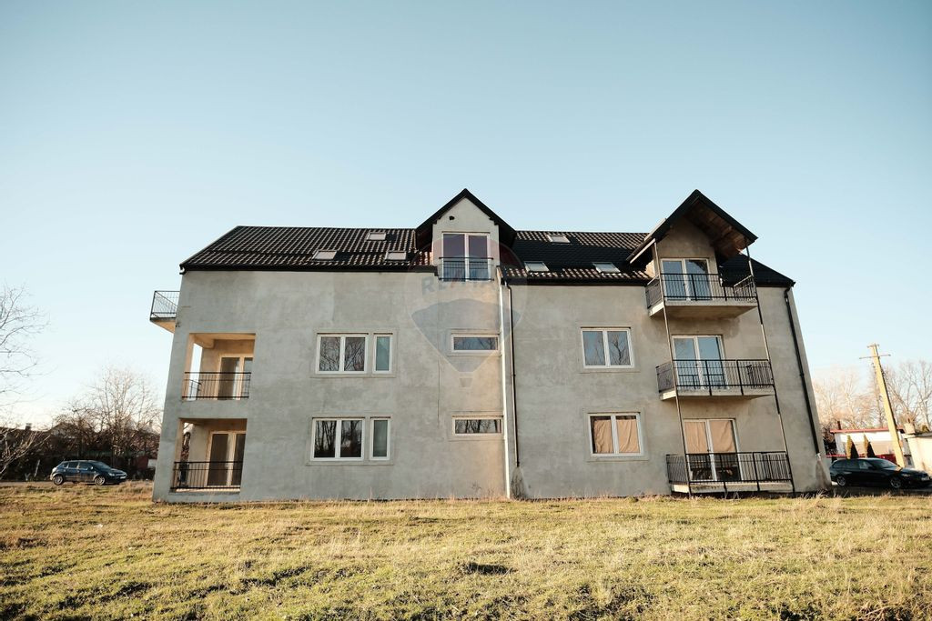 De vanzare bloc la gri format din 9 apartamente