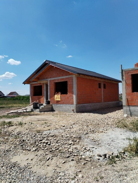 Casă în roșu Oșorhei