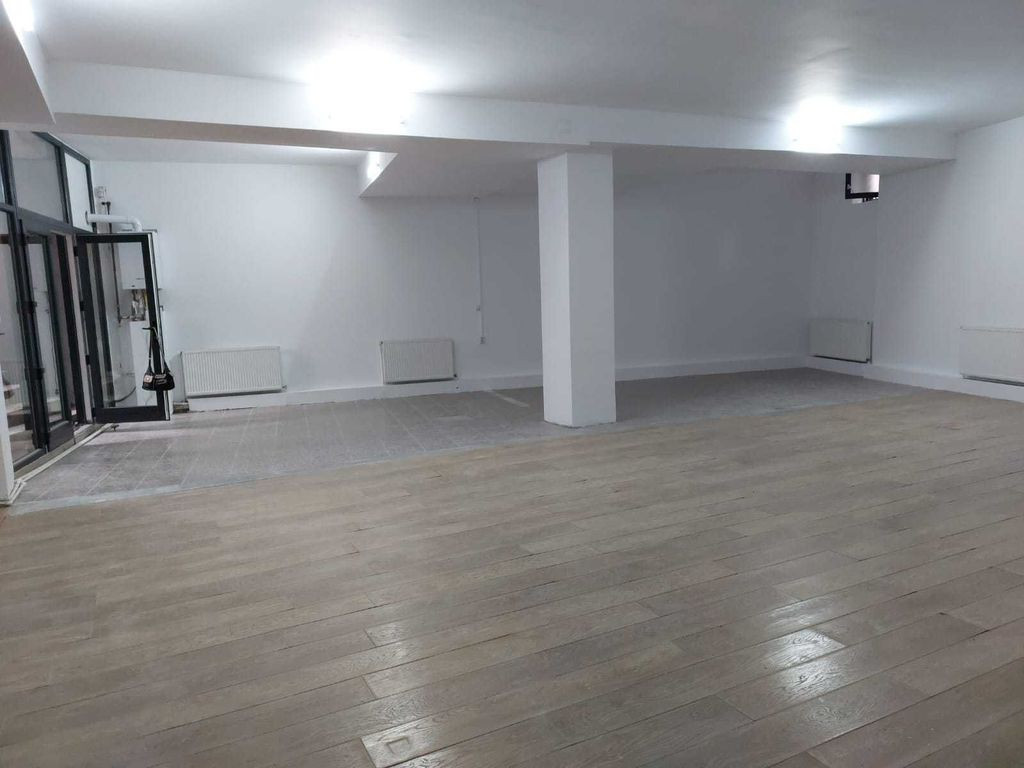 Vand/inchiriez spatiu 200mp Stefan cel Mare.