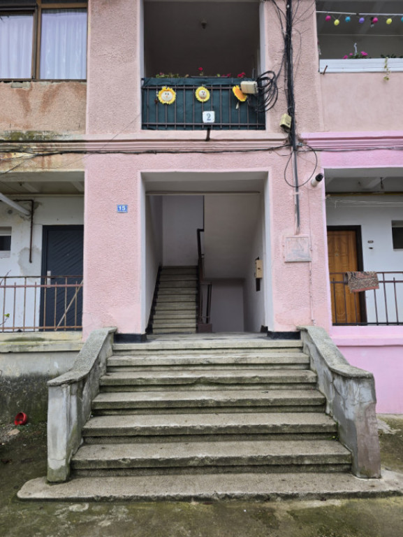 Garsoniera Savinesti spatioasa in zona curată