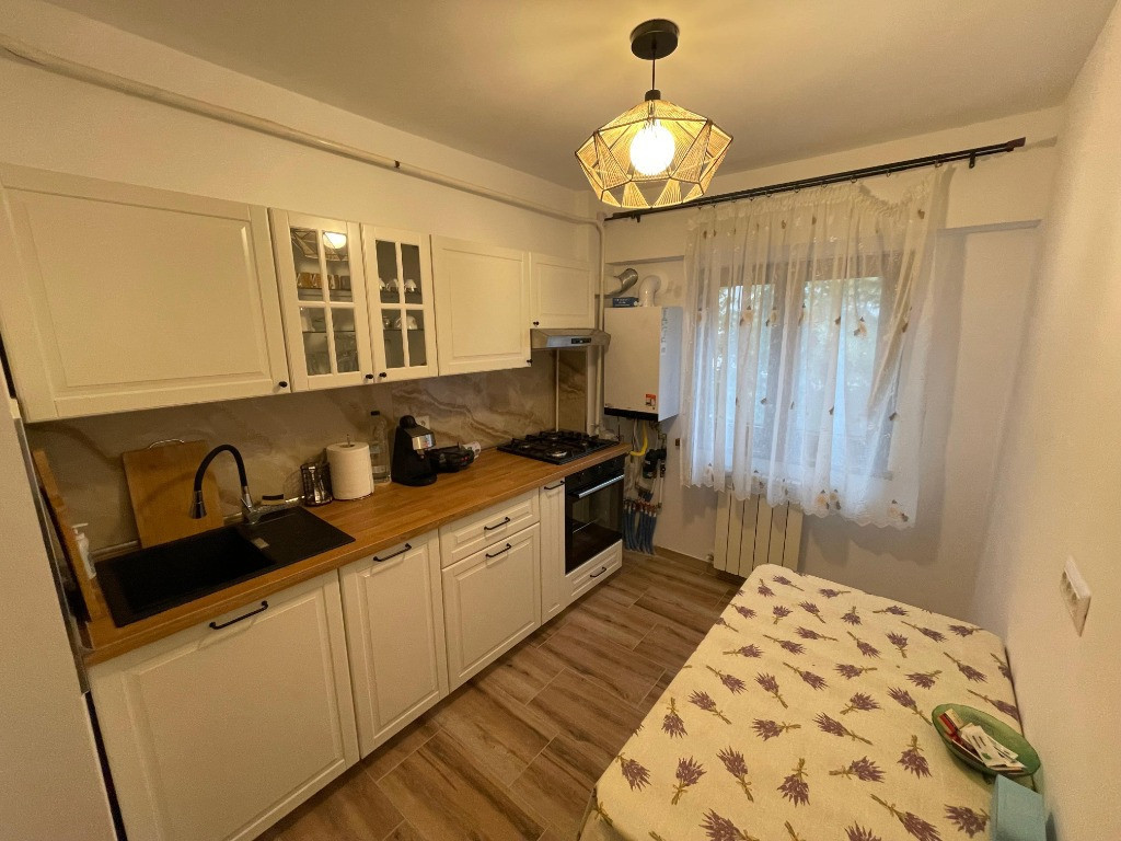 Inchiriere Apartament Ultracentral Semi-Lux 2 camere + garaj