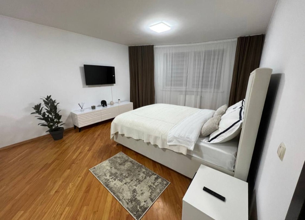 Apartament o camera zona Intre Lacuri