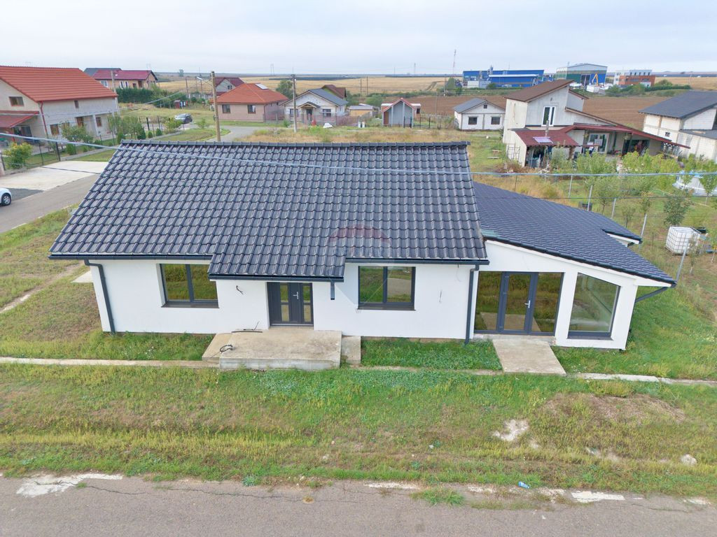 Casă cu 3 camere de vânzare loc. Frumușeni, jud. Arad