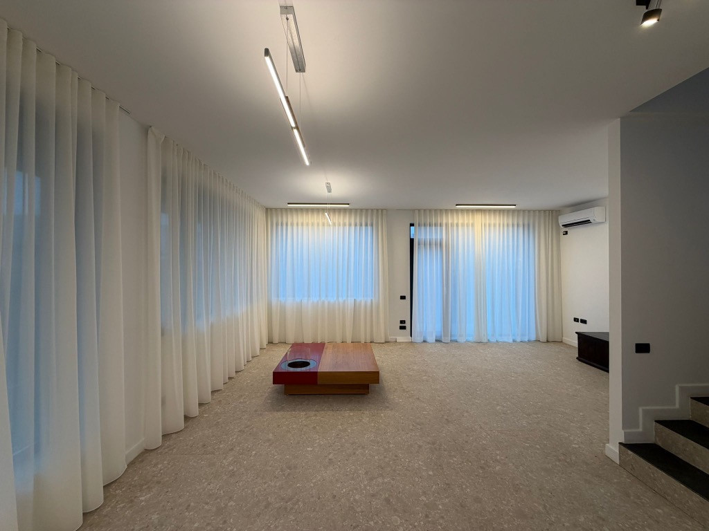 Vila 4 camere de închiriat TUNARI Școală Americana 3 min.