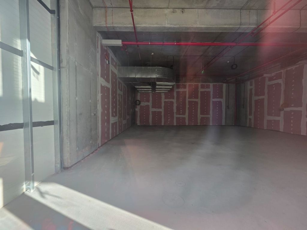 Zona Cotroceni sp 84 mp open space vitrina 7 ml