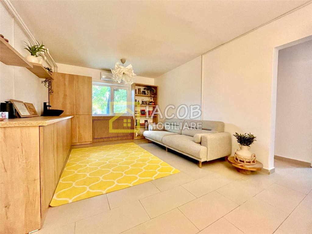 Apartament trei camere etaj 2 nemobilat 9 Mai vis - a - vis de Sportiv