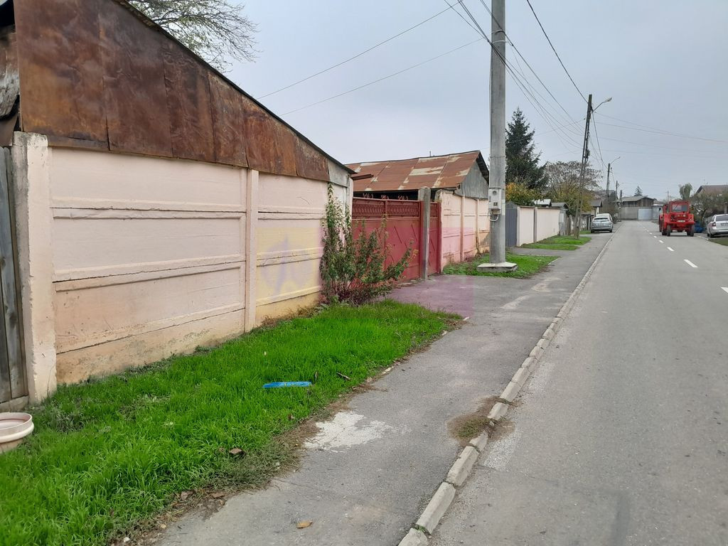 Branesti / IF - casa batraneasca din caramida cu teren de...