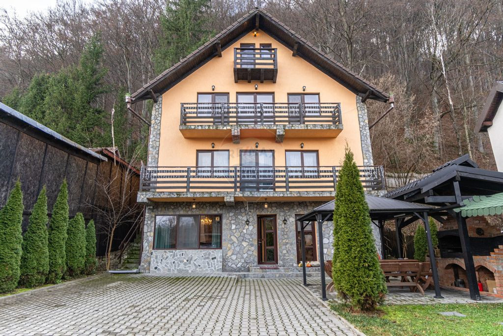 Pensiunea " The Vardo" | 8 camere duble | Predeluţ | COM...