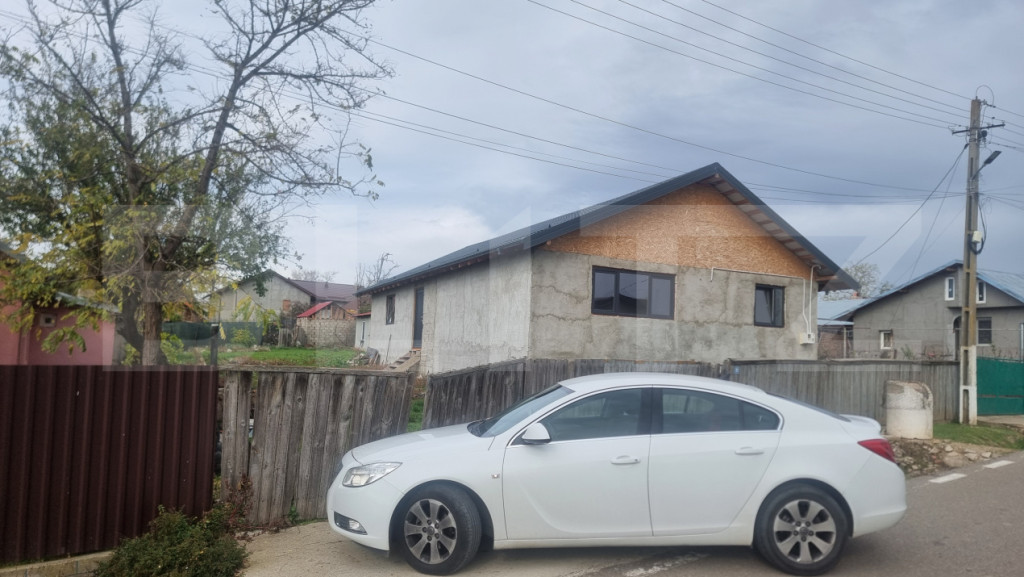 CASA LA ROSU CU TEREN