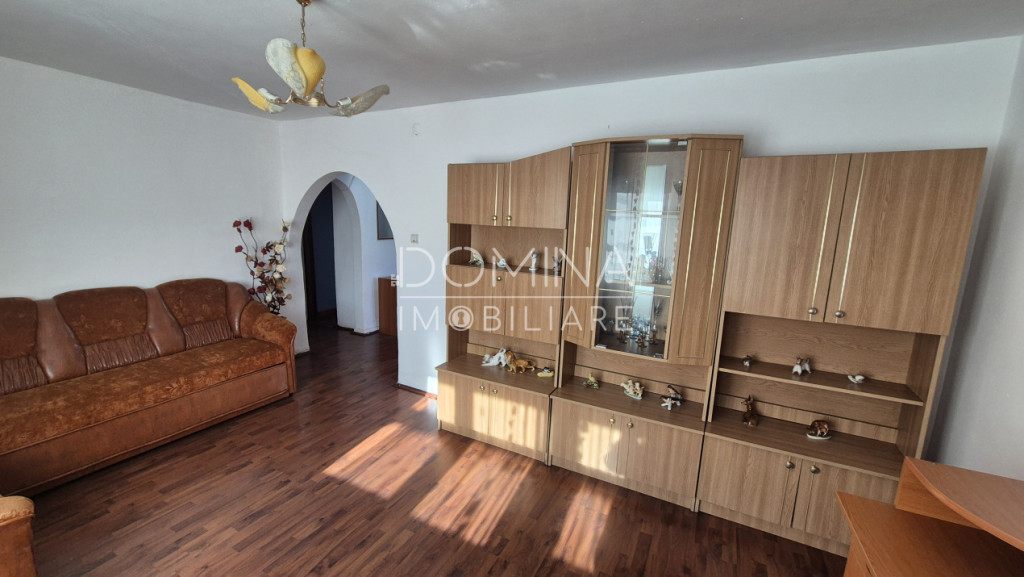 Apartament 3 camere, et. 2, în Rovinari, str. Plopilor